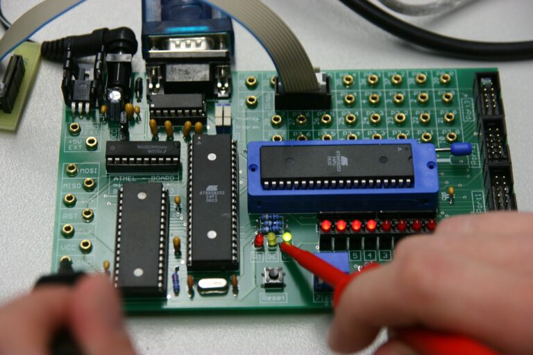 Laboratorium symulacji układów elektronicznych i programowania mikrokontrolerów